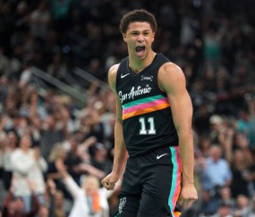 pp电子平台-这天赋！卡特·布莱恩特进攻端隔扣约基奇 防守端送遮天大帽