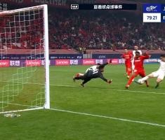 加布里埃尔门前补射被放倒，裁判经VAR确认后判罚没有点球